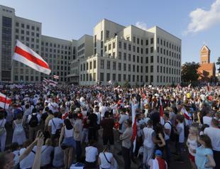 Protesters pack Belarus capital, Russia says military help available