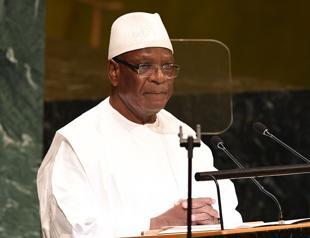 Mali coup leaders pledge new elections after detaining president