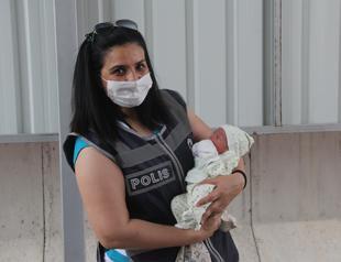 Mother meets policewoman who helped her give birth