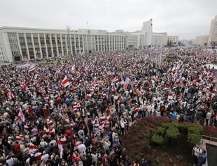 Tens of thousands in Belarus protests demand Lukashenkos resignation