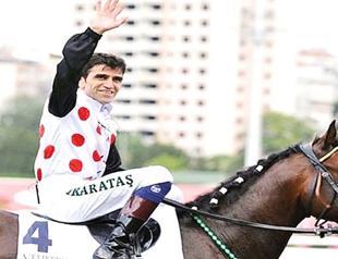 Jockey apologizes for hitting horse’s face