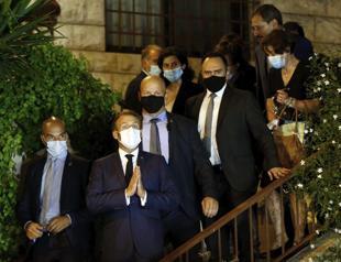 Macron starts Lebanon trip by meeting iconic Lebanese diva