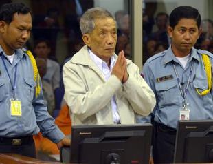 Head of Khmer Rouge torture prison dies aged 77