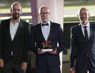 Chloe Zhaos Nomadland wins top prize at Venice Film Fest