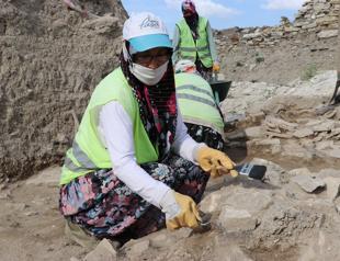 Women shed light on history in mound
