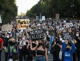 Thousands march in Germany urging EU to take in Moria refugees