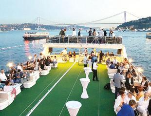 Partying on boat tours on Bosphorus continue despite COVID-19 measures