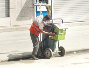 Hardworking street sweeper gets rewarded with extra salary