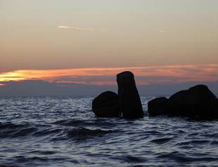 Granite columns, heart-shaped pink lake in ancient city attract tourists