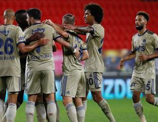 Fenerbahçe beat Göztepe 3-2 to top Süper Lig