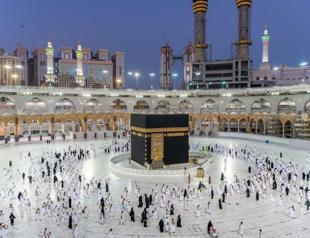 Saudi Arabia restarts prayers in Islam’s holiest site