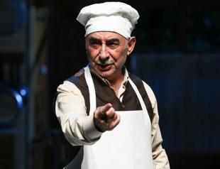 Şener Şen on stage with ‘Zengin Mutfağı’