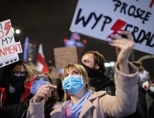 Poles defy virus warnings to rally for abortion rights