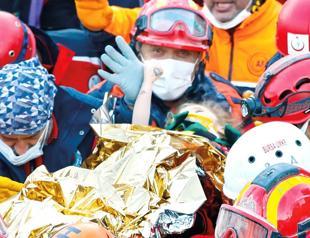 Photo of little girl’s ‘holding on to life’ touches hearts