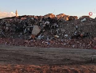 ‘Memory collectors’ seek private items under rubble