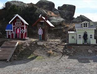 Wooden houses pensioner makes for grandchildren become famous across country
