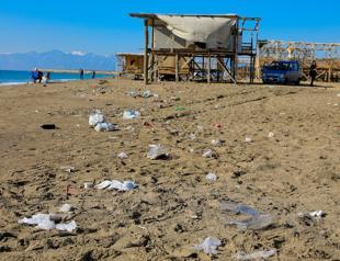 Holiday-goers leave trash on beach as they leave makeshift free vacation site