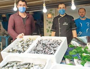 Headwaiters turn to motorcycle couriers in COVID-19 era