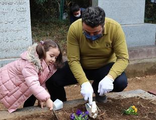 Diaspora in Tokyo commemorated Turkish figures in their graves