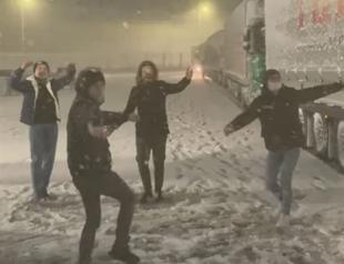 Locals in Edirne welcome season’s first snow with joyous folk dance