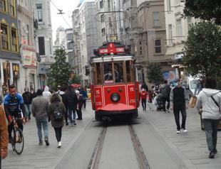 Istanbul restricts movement on famous İstiklal Avenue