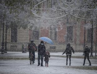 Record US virus cases as reports say British queen to get vaccine soon