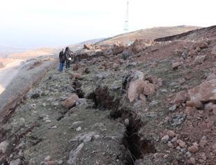 Deep cracks in soil occur after Siirt earthquake