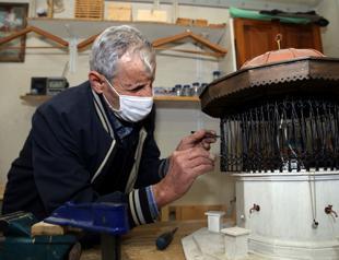 Local man turns wood into models of Aegean city’s historical spots