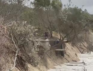 Wild winds, huge seas and rain batter Australian tourist spots