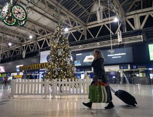 UK in crisis over virus travel bans as US nears stimulus deal