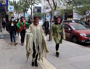 Turkish actors perform to spread virus awareness