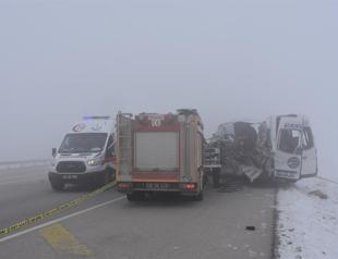 Four killed as minibus collides with truck in Hakkari