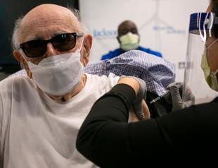 US hits record daily COVID-19 deaths as world looks to vaccines in 2021