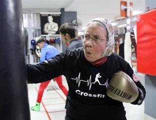 75-year-old woman battles Parkinson’s disease with boxing