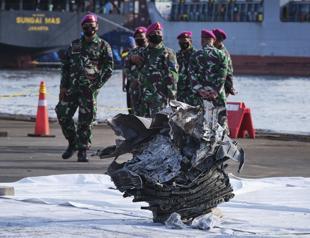 Indonesia intensifies search for crashed planes black boxes
