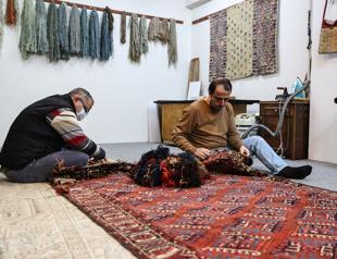Craftsman keeping tradition of repairing antique carpets alive