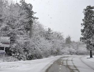 Long-awaited snowfall dusts Istanbul amid weekend curfew