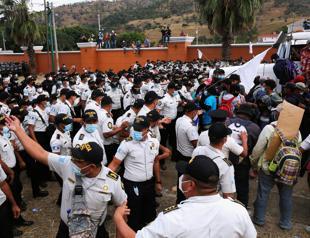 Guatemalan security forces break up US-bound migrant caravan