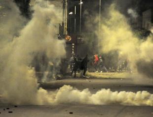 Tunsisians protest against mass arrests in nighttime clashes