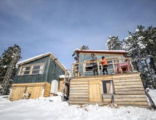 Couple ditches city life to live in mountains