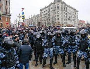 Moscow police clash with Navalny supporters as tens of thousands rally