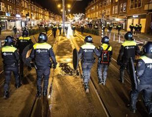 Dutch police deployed in force to curb rioting, looting