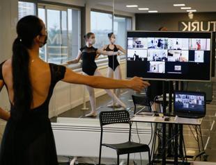 Ballet classes move to living rooms amid pandemic