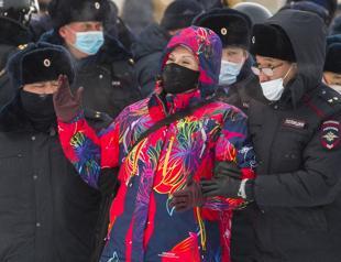 Navalny allies take to the streets despite crackdown