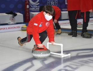 Children in Turkeys Kars live winter dream