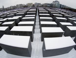 Polish court orders Holocaust historians to apologise