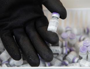 US acquires 200 mln new doses as vaccine drive begins in pharmacies