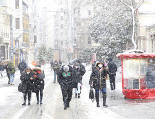 Heavy snow covers all of Istanbul on weekend lockdown