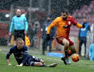 Galatasaray topple Kasımpaşa 2-1 amid heavy snowfall