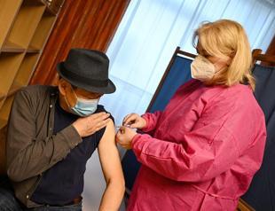 US, EU say vaccine programs on track as global deaths hit 2.5 mln